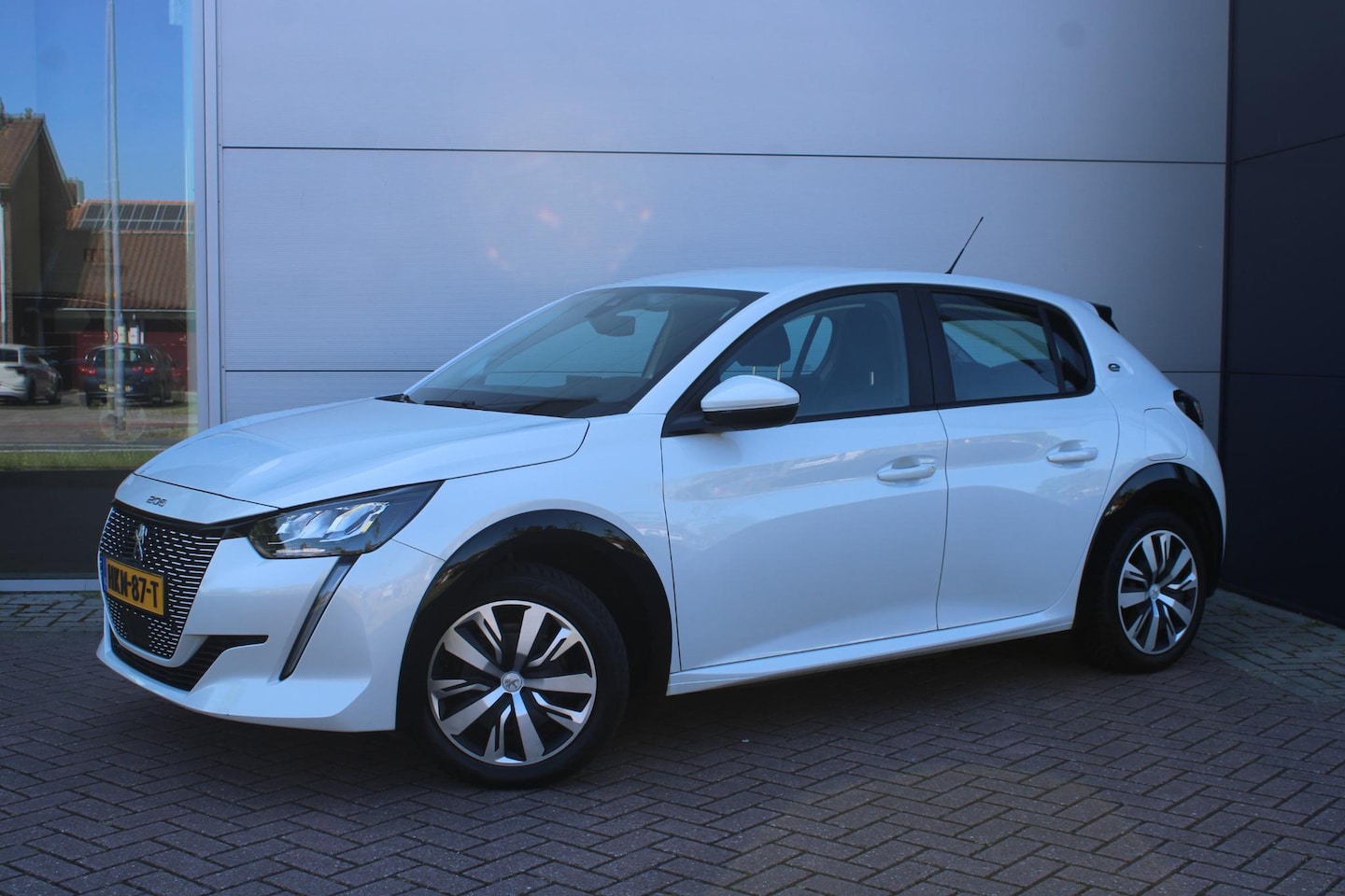 Peugeot e-208 - EV Active 50 kWh Airco Navi Carplay - AutoWereld.nl
