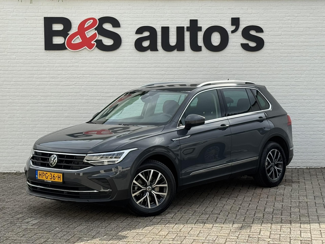 Volkswagen Tiguan - 1.5 TSI Led verlichting Camera Clima Adaptieve cruise Stoelverwarming Navigatie - AutoWereld.nl