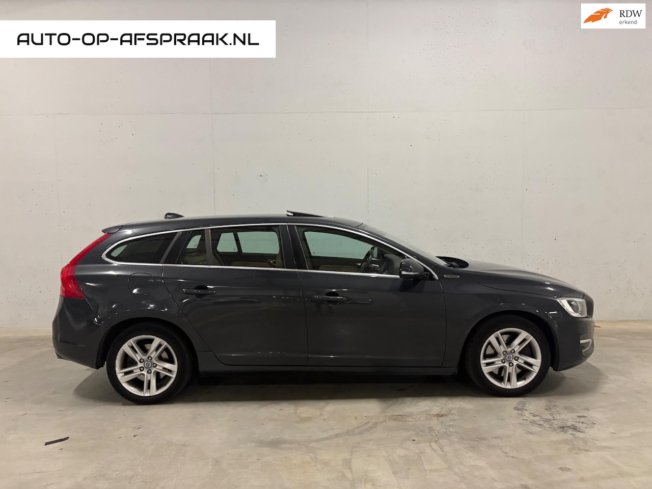 Volvo V60 - 2.4 D6 AWD Plug-In Hybrid Summum EXPORT Pano - AutoWereld.nl