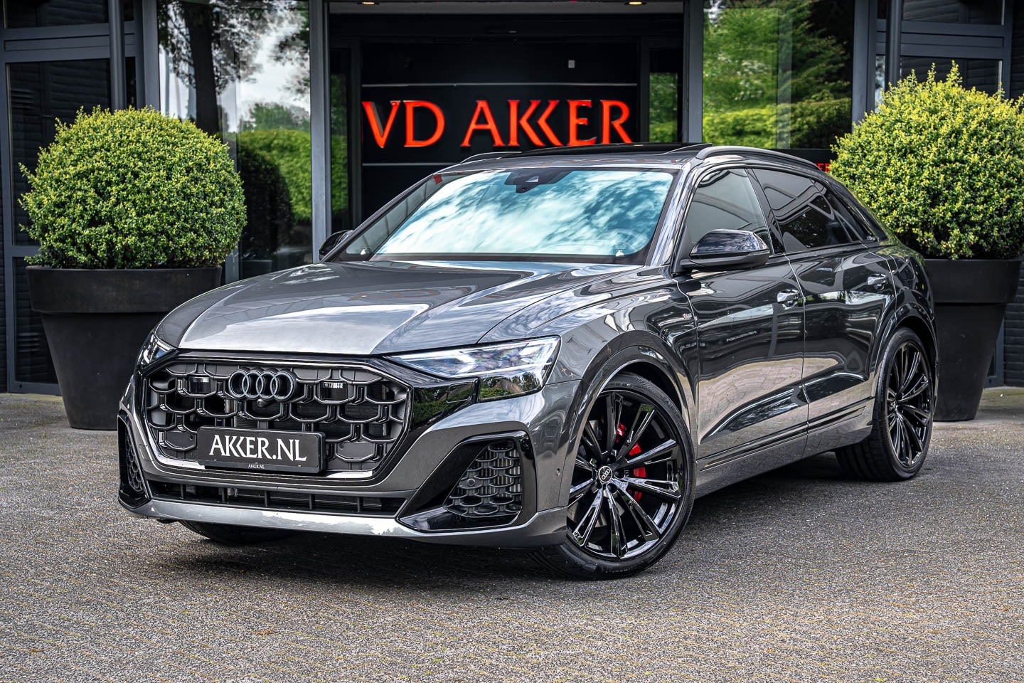 Audi Q8 - 60 TFSI e Quattro Massage | Alcantara Hemel | Vierwielsturing | 23 Inch - AutoWereld.nl