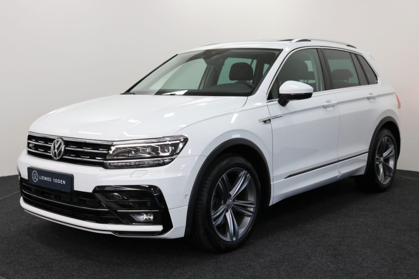 Volkswagen Tiguan - 1.5 TSI Highline Bus R-Line (Automaat - AutoWereld.nl