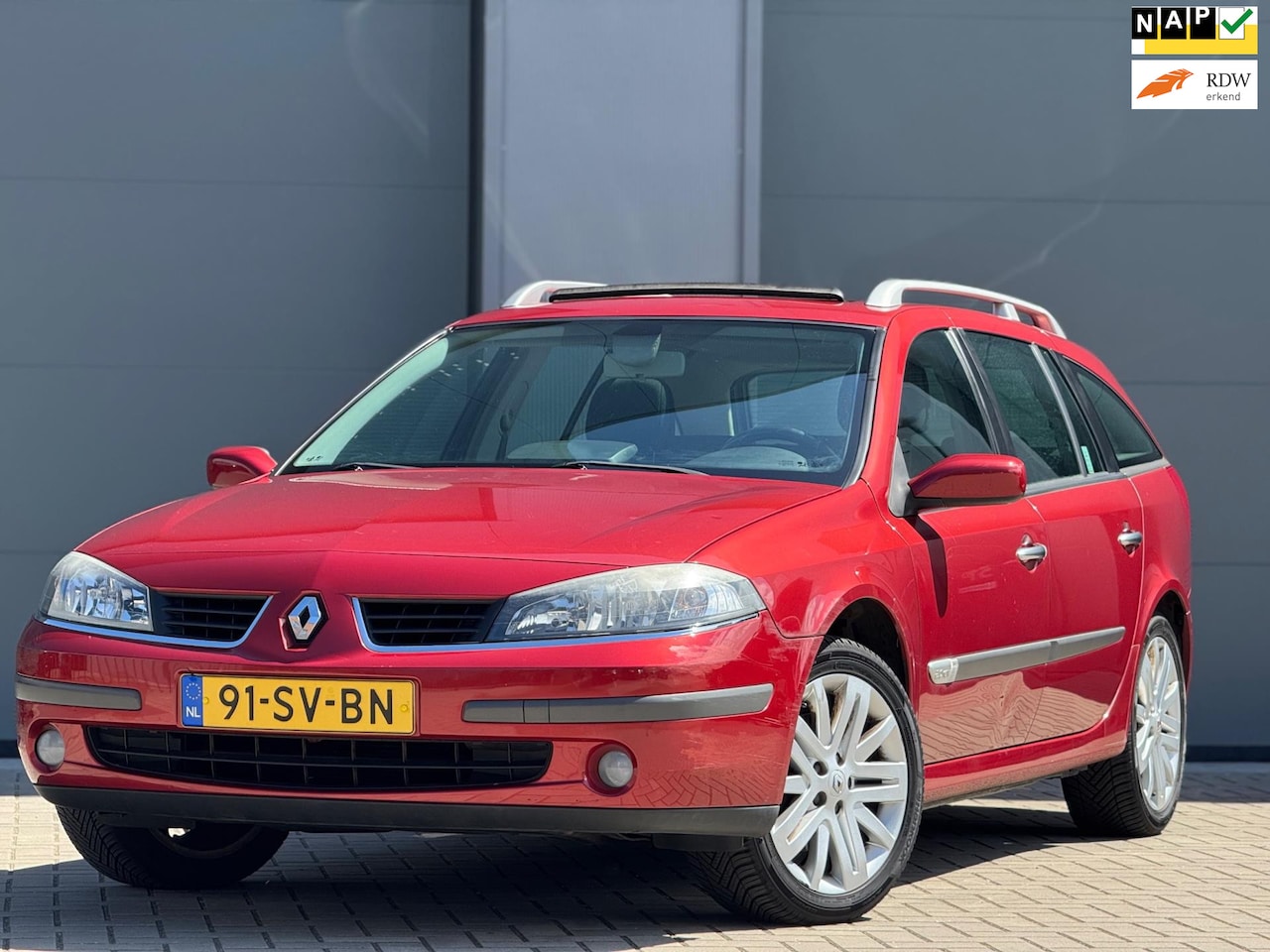 Renault Laguna Grand Tour - 2.0-16V Privilège | Panoramadak | Navigatie | 17 inch | Leder sportstoelen - AutoWereld.nl
