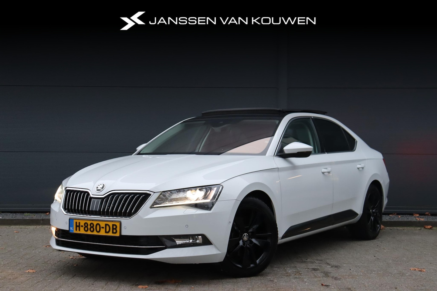 Skoda Superb - 1.5 TSI ACT Style Business AUT / Schuifdak / Leder / Stoelverwarming - AutoWereld.nl