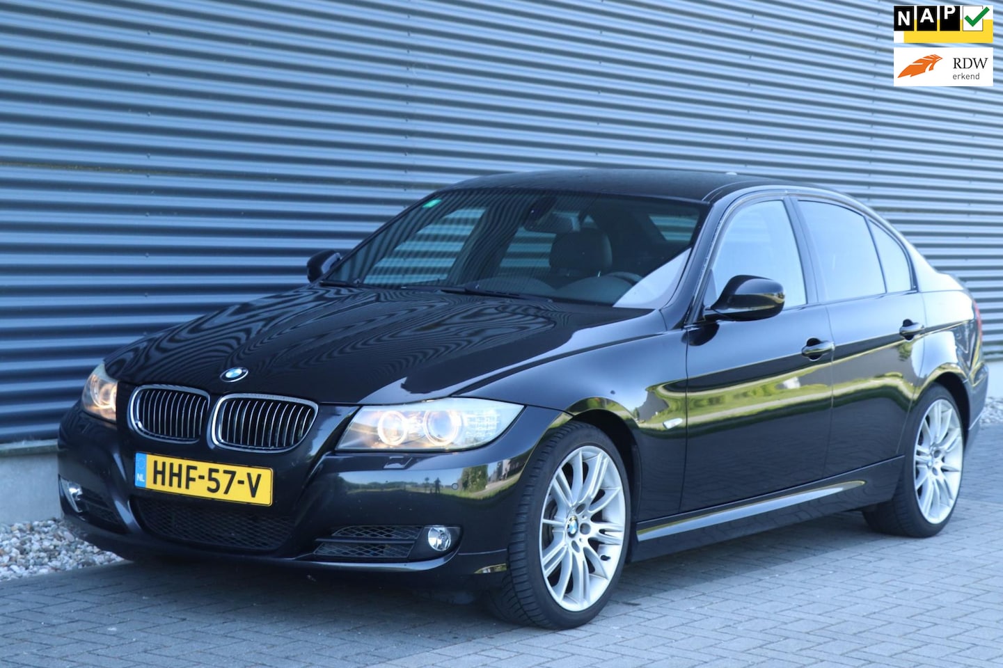 BMW 3-serie - 330i | Navi / PDC / Airco / LED - AutoWereld.nl