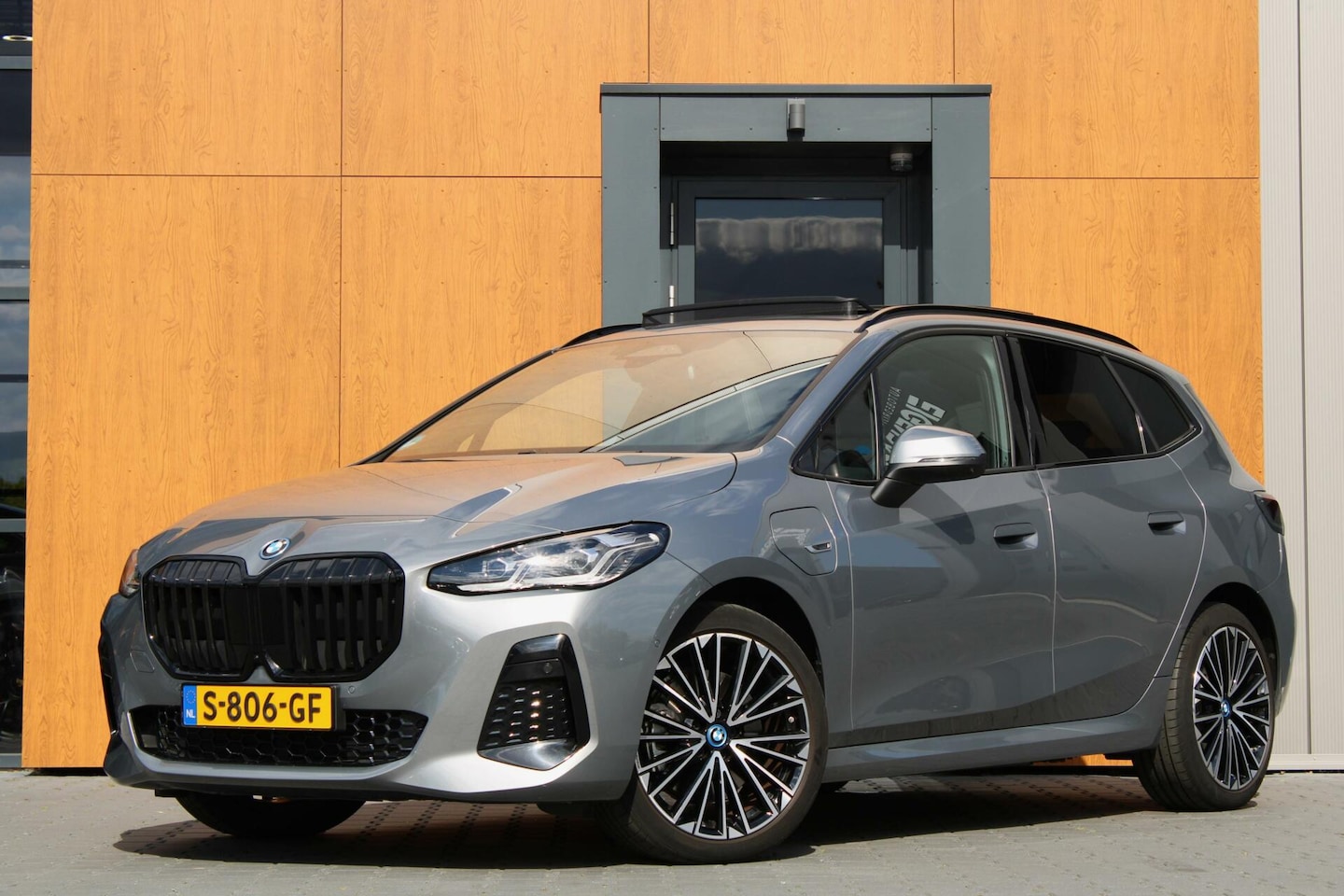 BMW 2-serie Active Tourer - 230e xDrive | Pano | H&K | Trekhaak - AutoWereld.nl