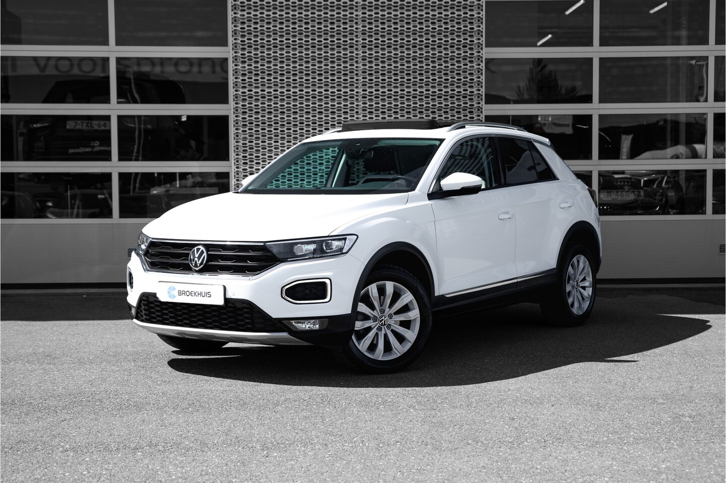 Volkswagen T-Roc - 1.5 TSI Sport | Panorama | Airco | LM Velg - AutoWereld.nl