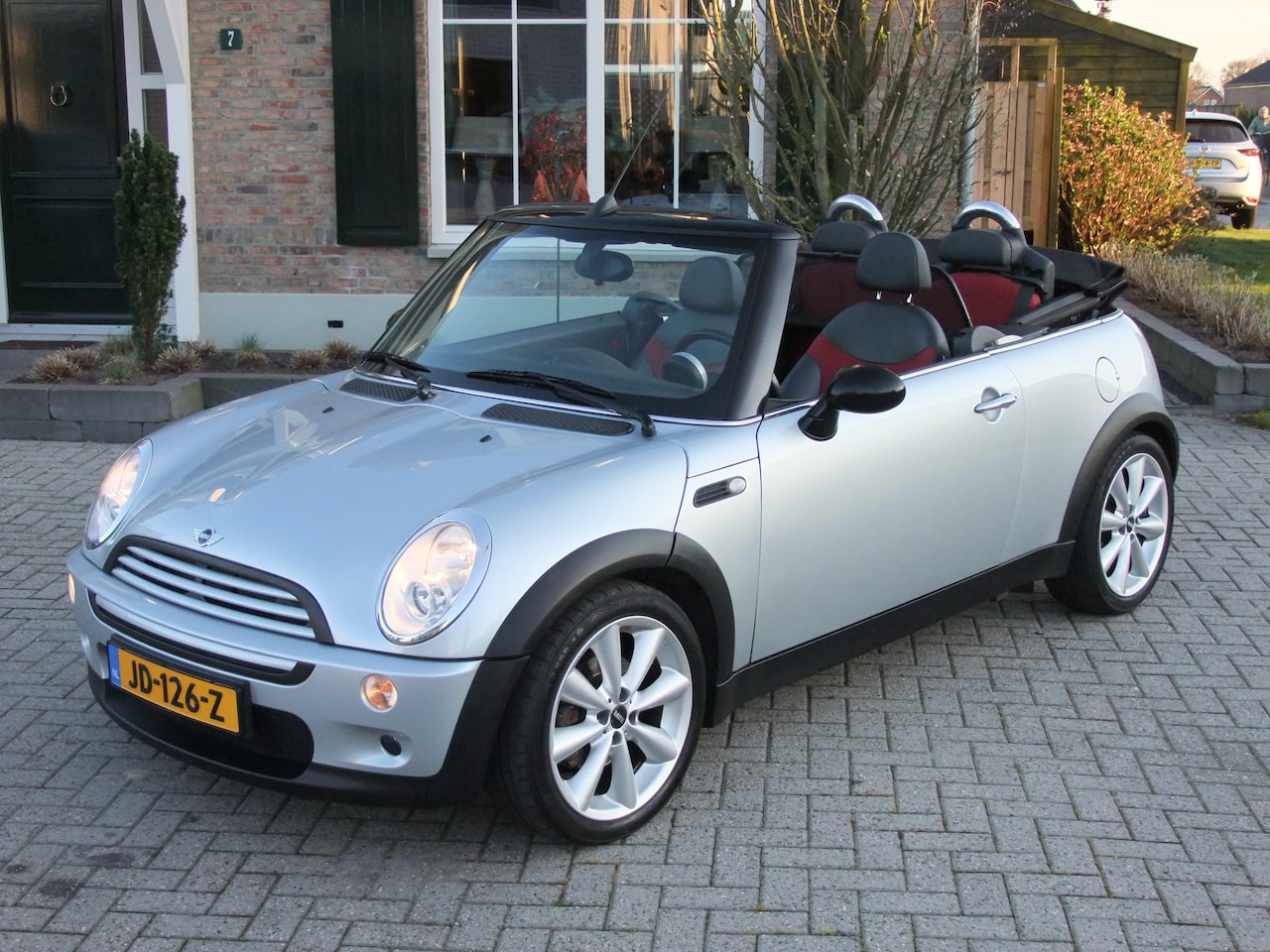 MINI Cabrio - 1.6 One Chili Mini 1.6 One Chili , Pdc , Airco , elec kap Zeer nette originele  staat - AutoWereld.nl