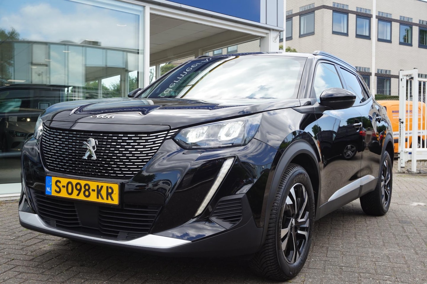 Peugeot 2008 - 1.2 PureTech Allure Pack automaat / 3D cockpit / camera / stoelverwarming - AutoWereld.nl