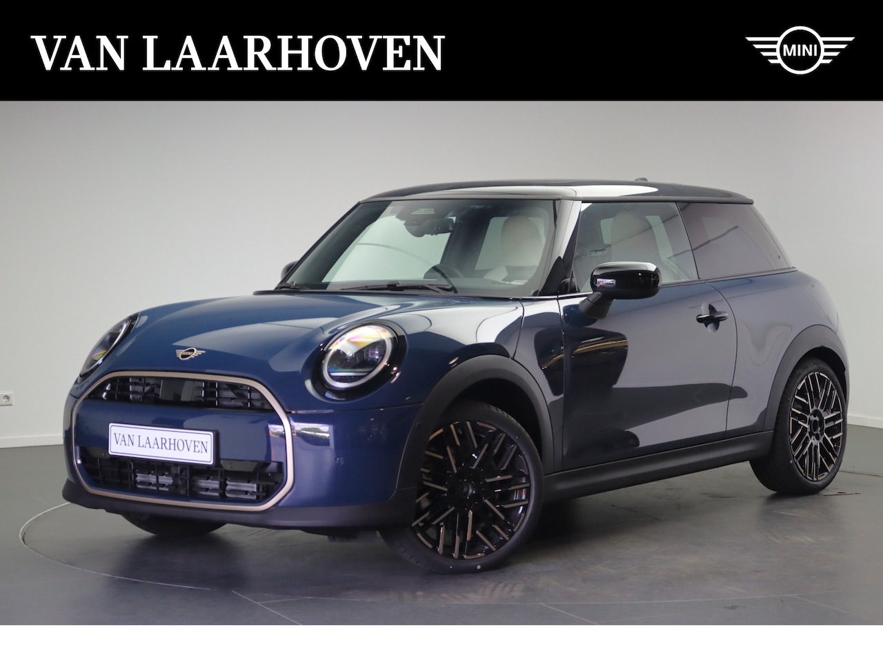 MINI Cooper - Hatchback C / Favoured Trim / Pakket M / 18 inch Night Flash Spoke 2-tone - AutoWereld.nl