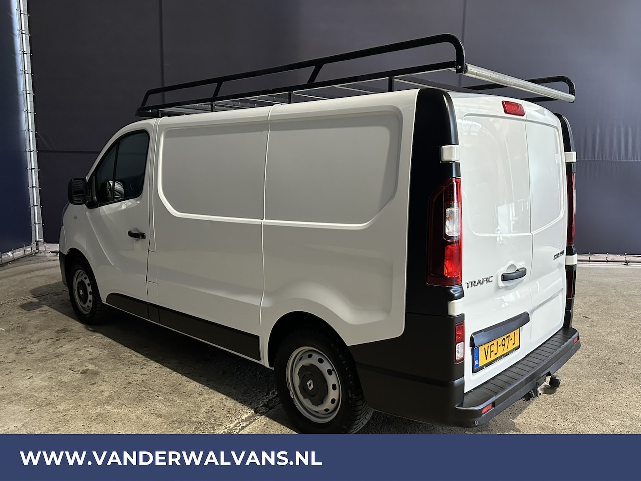 Renault Trafic - 2.0 dCi 120pk L1H1 Euro6 Airco | Imperiaal | Trekhaak | Navigatie | Cruisecontrol parkeers - AutoWereld.nl