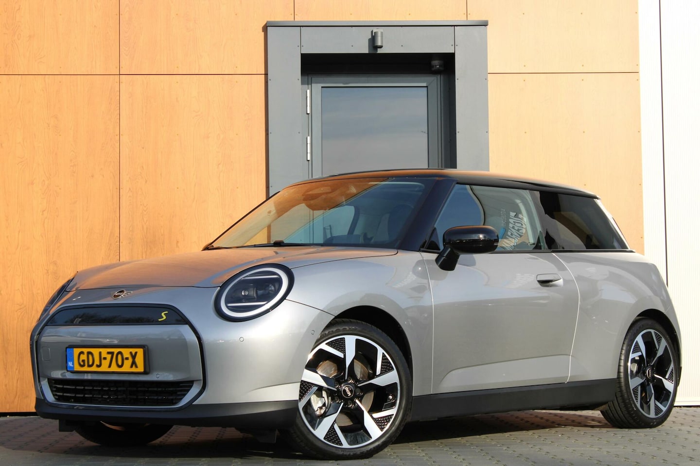 MINI Mini-Electric - Cooper SE Classic 54.2 kWh | Panoramadak | Camera | Clima | LMV |Navi | Stoelverwarming - AutoWereld.nl
