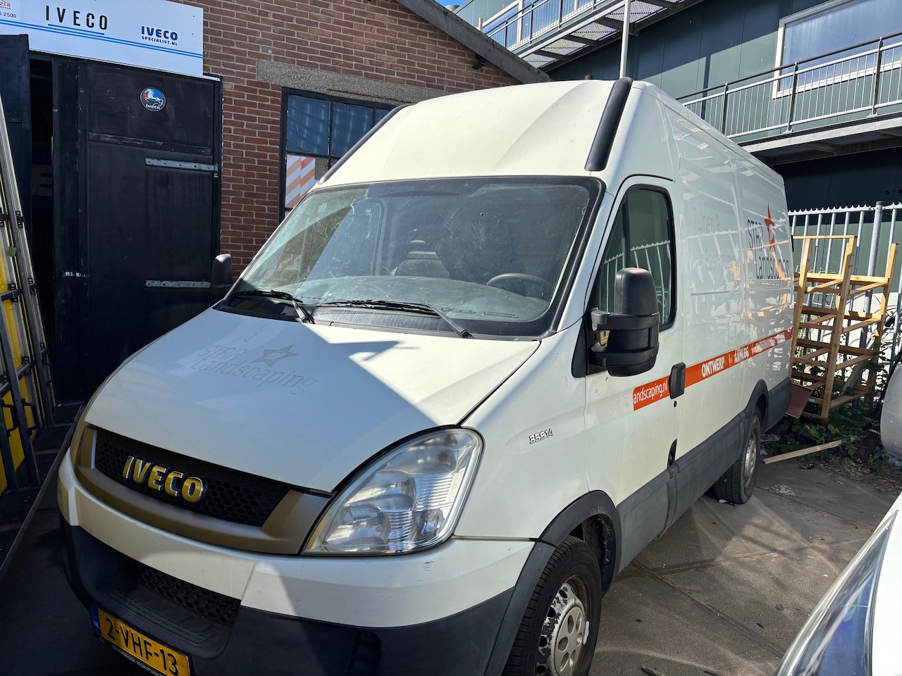 Iveco Daily - 35 S 14V 330 H2 L2H2 Trekhaak 3500 kg Airco - AutoWereld.nl