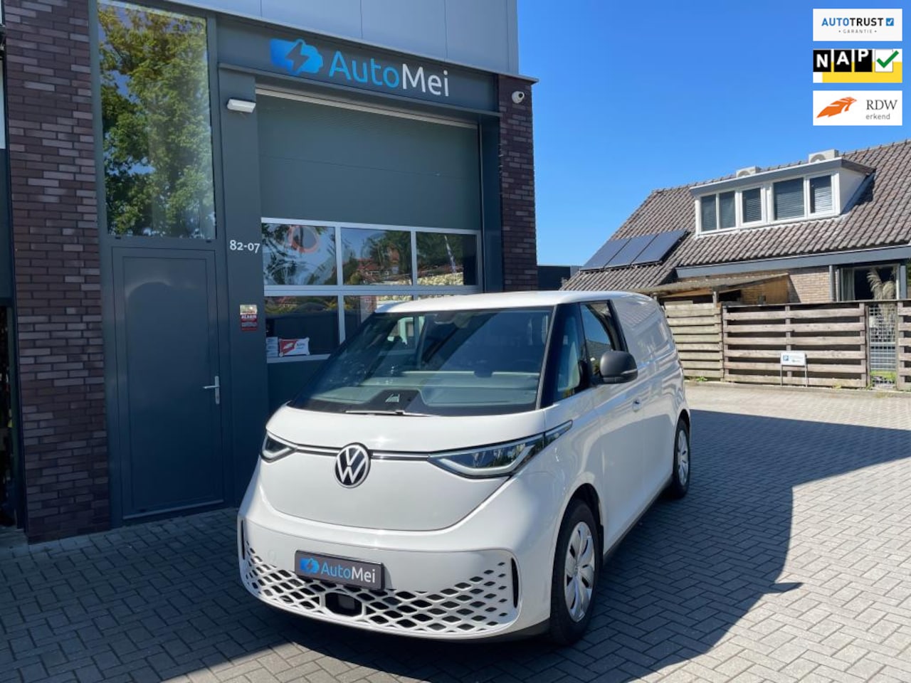 Volkswagen ID. Buzz Cargo - 82 kWh / achteruitrijcamera / trekhaak / elektrische klep/ assistentiepakket / bi-directio - AutoWereld.nl