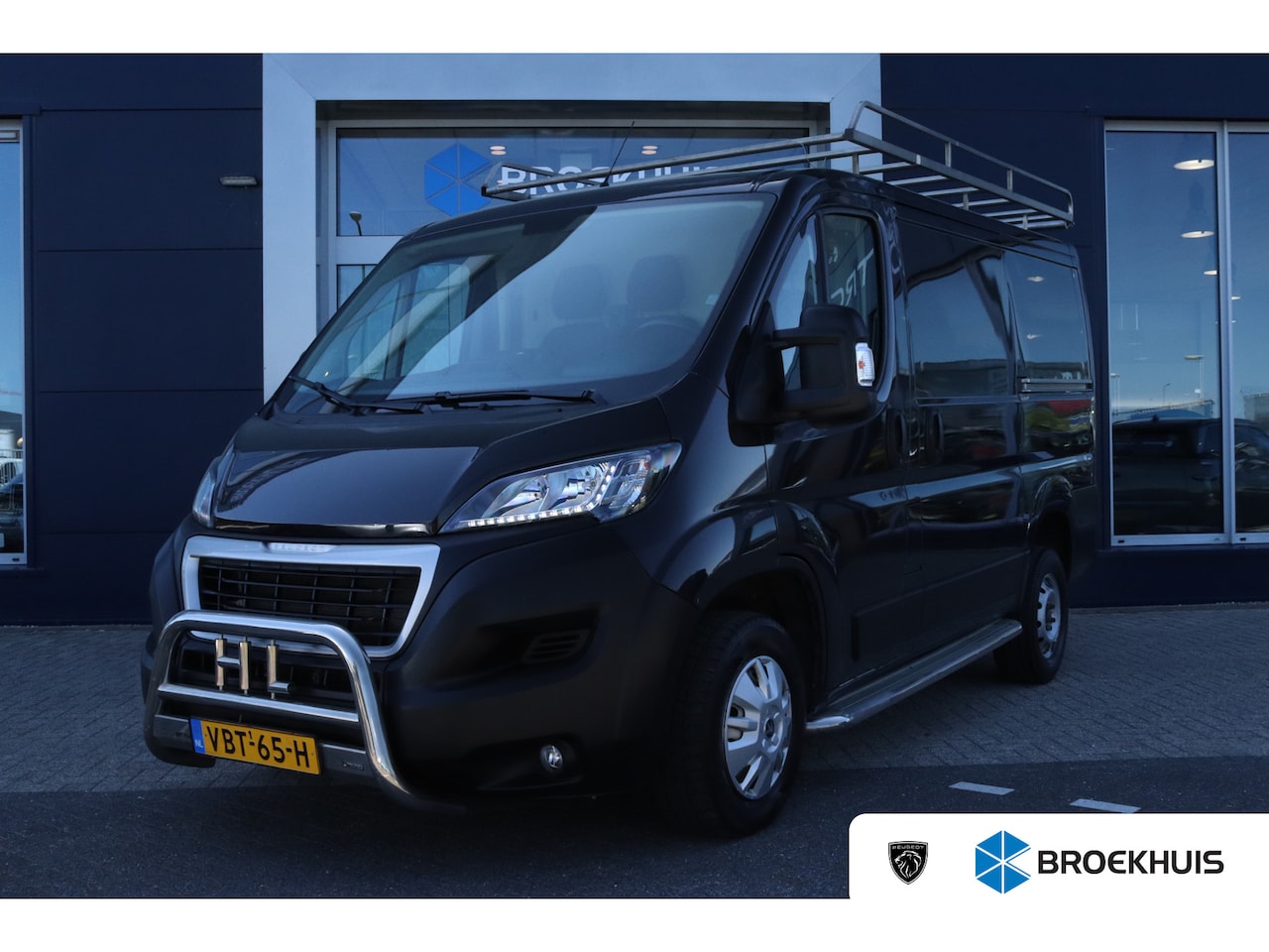 Peugeot Boxer - 330 2.0 BlueHDI L1H1 Premium Pack | Cruise Control | Trekhaak | Camera | Imperiaal | Navi - AutoWereld.nl