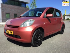 Daihatsu Sirion 2 - 1.0-12V Trend I Compl. Onderhoud I Apk 11-2025 I Kleine Beurt I 5 Drs I Elec Ramen I Centr
