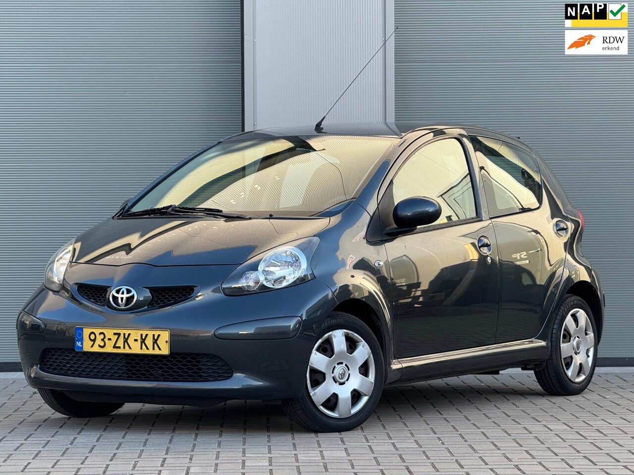 Toyota Aygo - 1.0-12V + | Automaat | Airco | 2 sleutels | Elektrische ramen | Armsteun voor - AutoWereld.nl