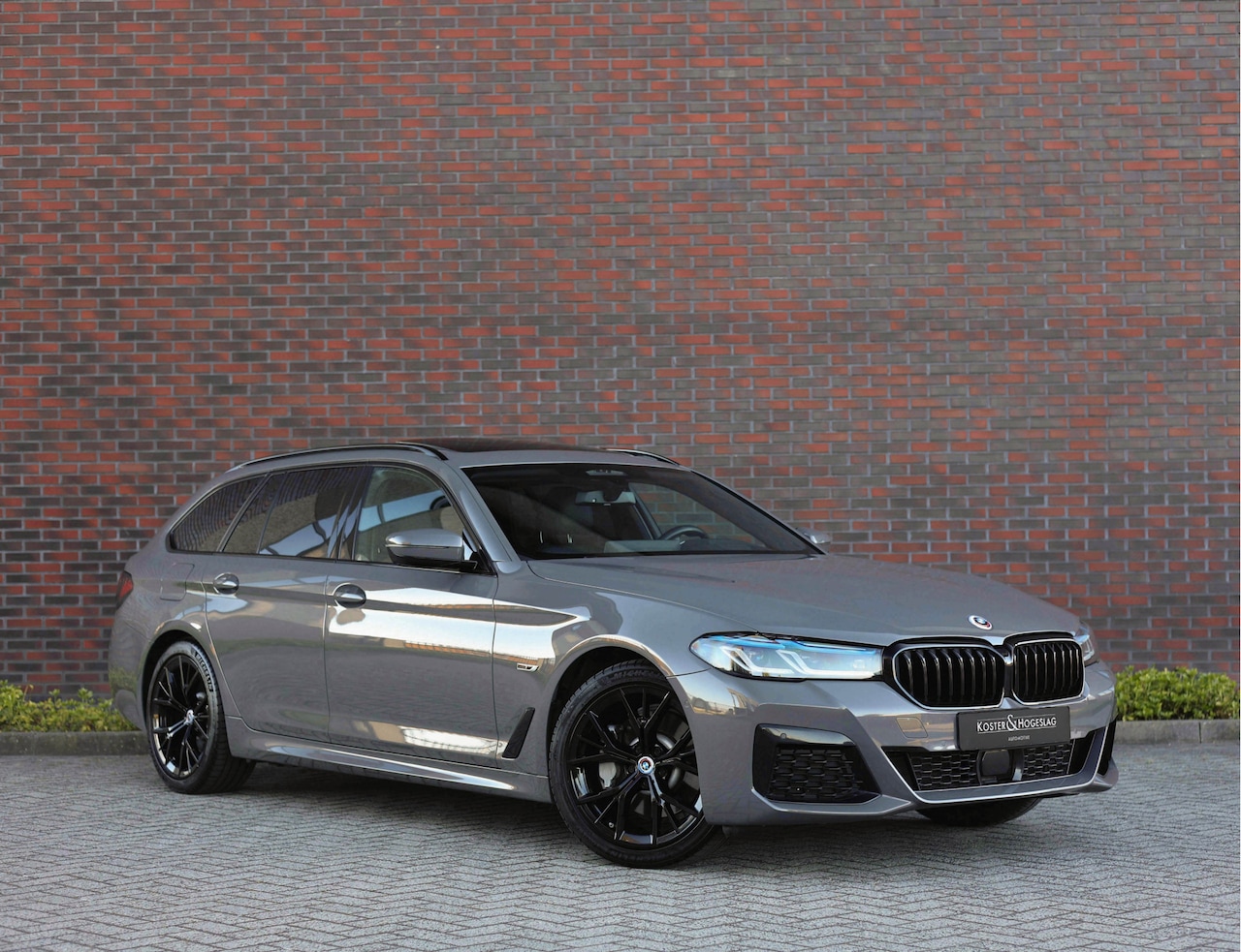 BMW 5-serie Touring - 530e xDrive *Pano*H/K*Laser*Trekhaak* - AutoWereld.nl