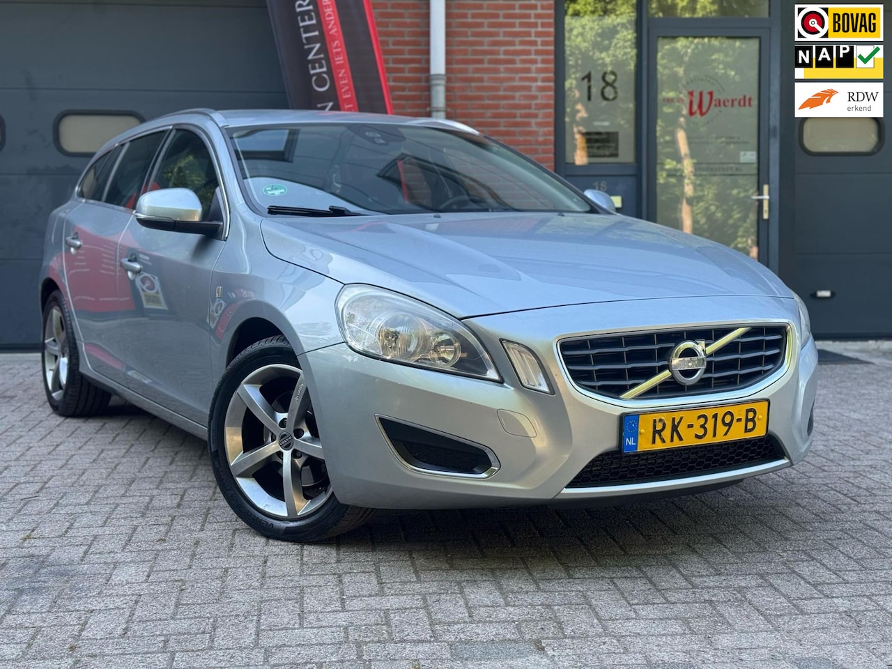 Volvo V60 - 2.0 D3 Ocean Race/APK/Airco/LM Velgen/NAP/Onderhoud/BOVAG - AutoWereld.nl