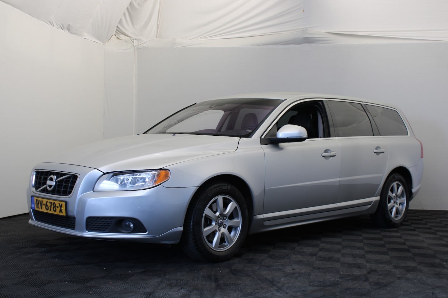 Volvo V70 - 2.0 T5 Momentum 2.0 T5 Momentum - AutoWereld.nl