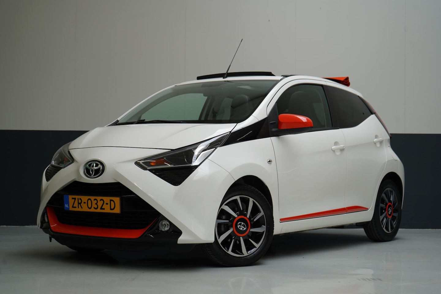 Toyota Aygo - 1.0 VVT-i x-otic Automaat | Cabriodak | Airconditioning | Lm velgen | Achteruitrijcamera - AutoWereld.nl