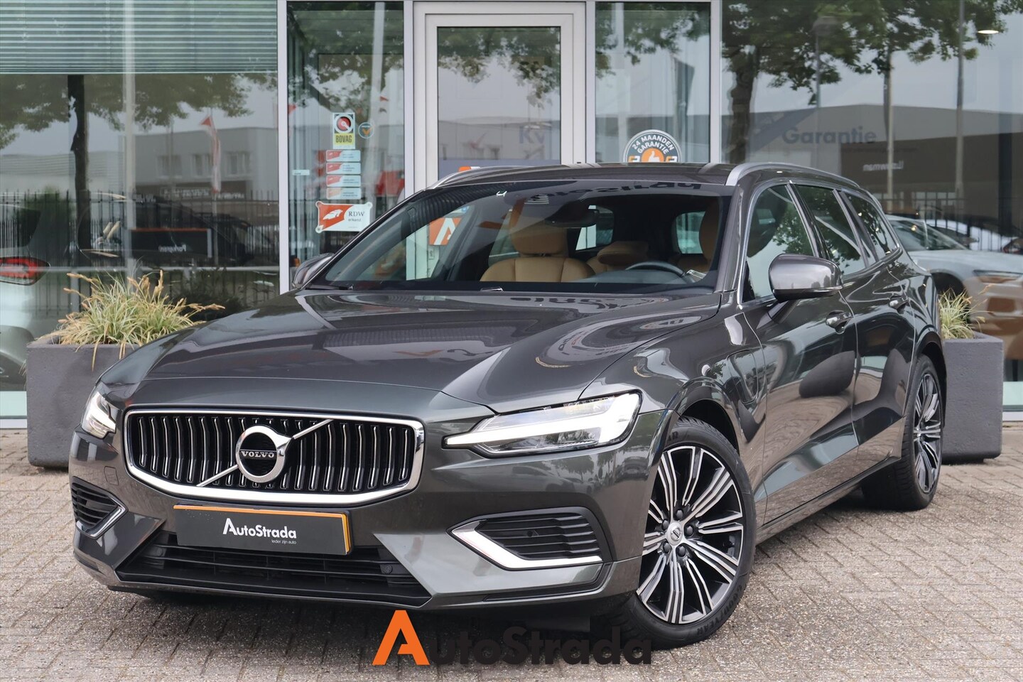 Volvo V60 - T6 Inscription Twin Engine AWD | Camera | Adaptive | Climate | Navi | Stoelverwarming | Ca - AutoWereld.nl