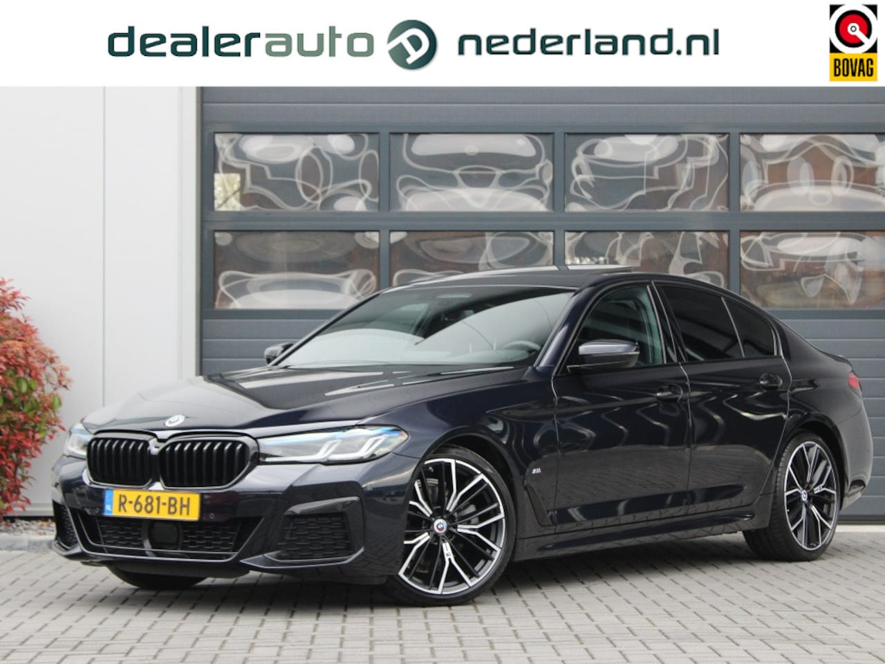 BMW 5-serie - 5-serie 520i High Executive 50 Jahre Edition | M-Sport | Schuifd - AutoWereld.nl
