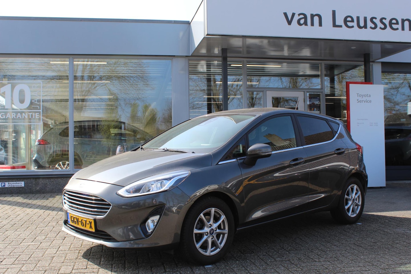 Ford Fiesta - TITANIUM 5-DEURS APPLE/ANDROID STOEL/STUUR & VOORRUITVERW. DAB CRUISE PRIVACY-GLASS PARK-S - AutoWereld.nl