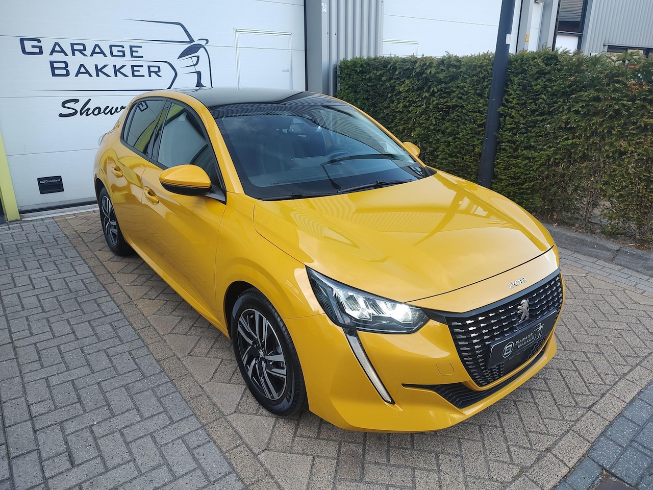 Peugeot 208 - 1.2 PureTech Allure Panoramadak Led Navi-Carplay Cruise-Adaptiv 360-Camera - AutoWereld.nl