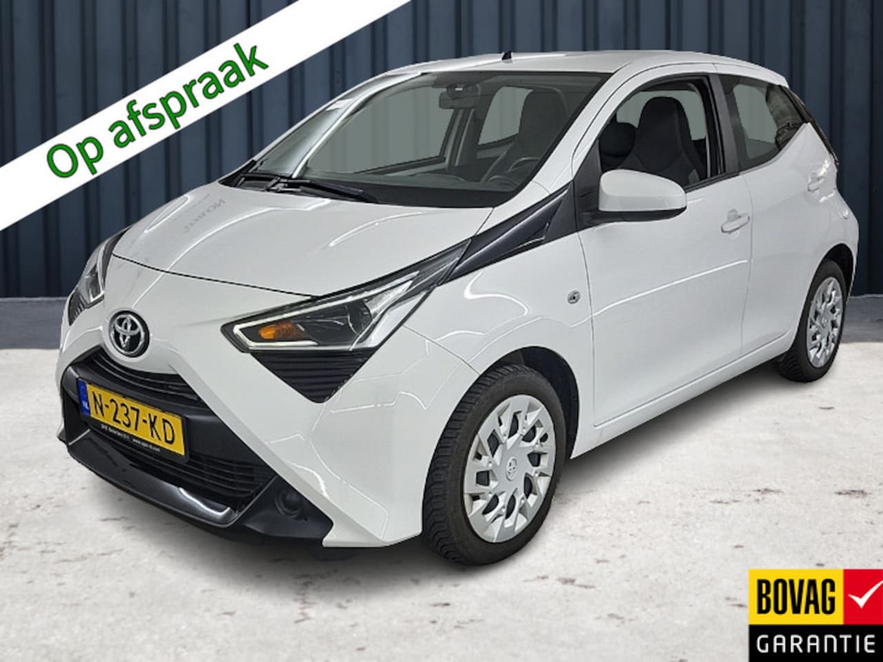Toyota Aygo - 1.0 VVT-i x-play (73 PK) !-Eig. & Dealer-Onderh. BOVAG-Garantie. NL-Auto. Navigatie/Apple- - AutoWereld.nl