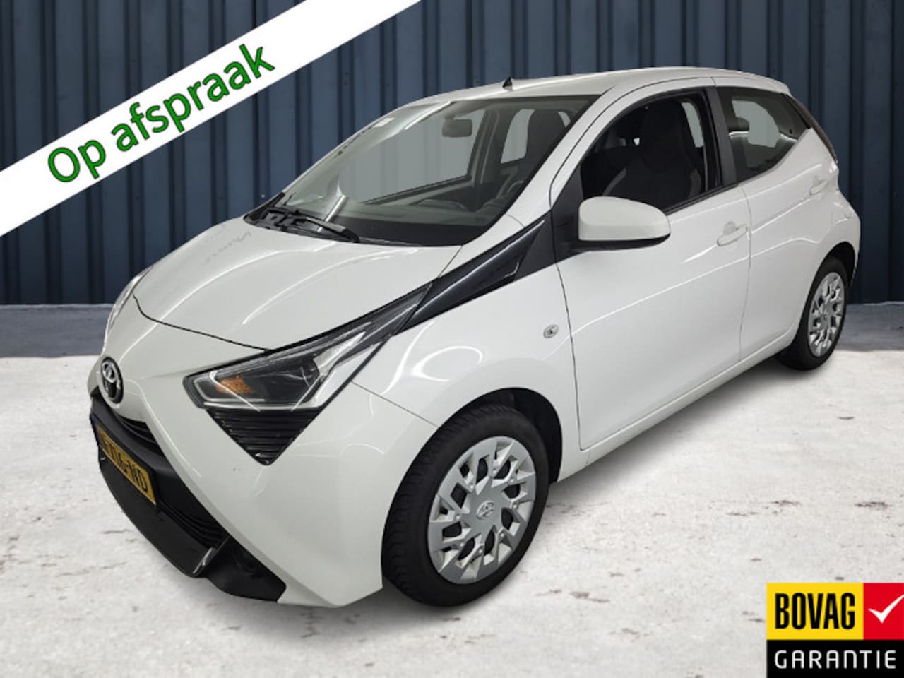 Toyota Aygo - 1.0 VVT-i x-play (73 PK) 2e-Eig. & Dealer-Onderh. BOVAG-Garantie. NL-Auto. Navigatie/Apple - AutoWereld.nl