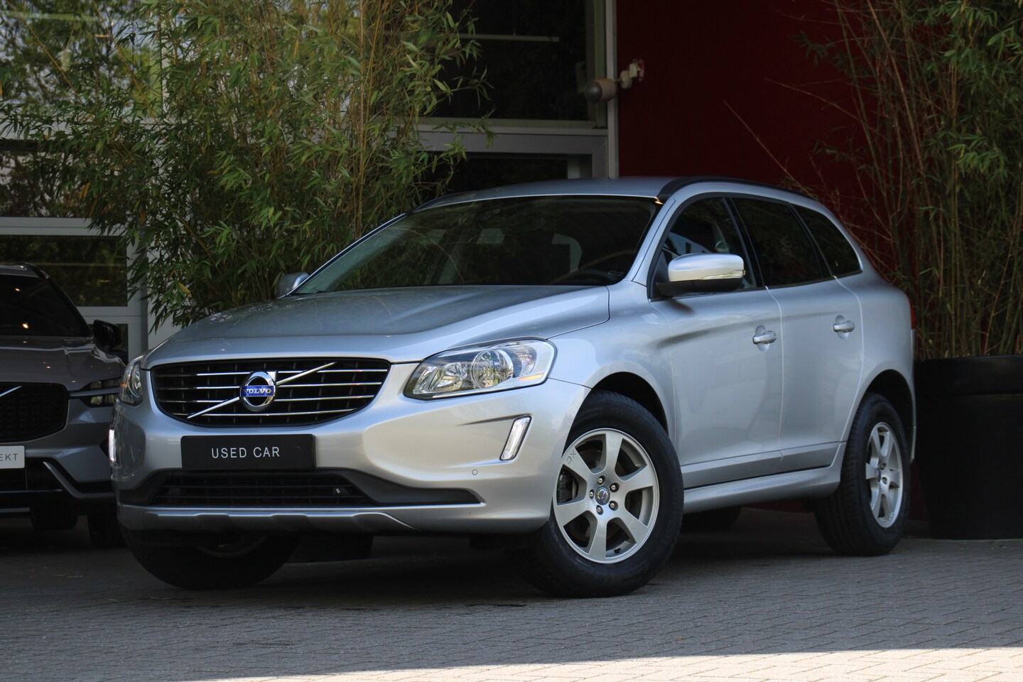 Volvo XC60 - 2.0 T5 FWD Momentum Automaat | 1e Eigenaar | Dealer onderhouden | Trekhaak | Park Assist | - AutoWereld.nl