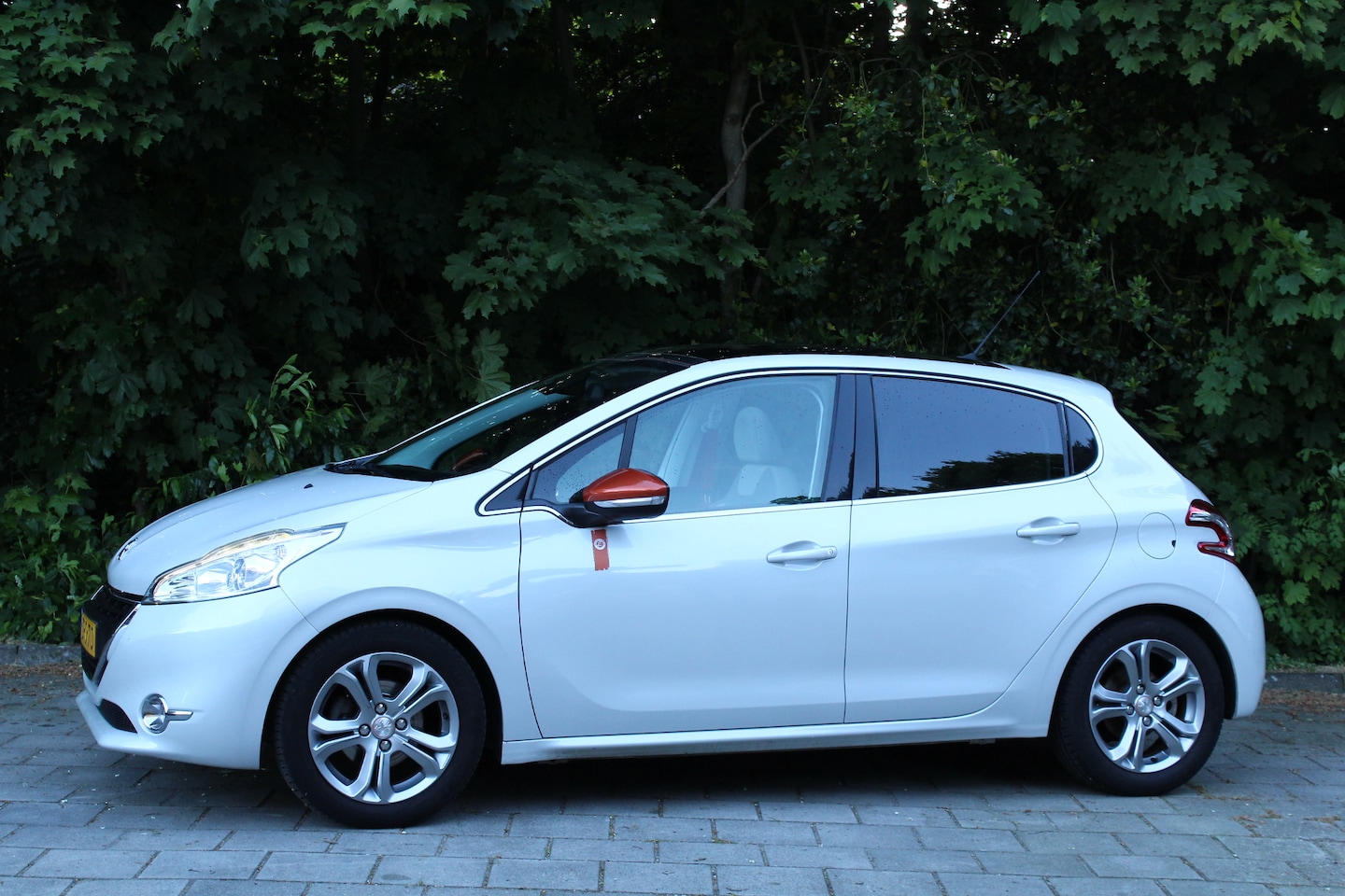 Peugeot 208 - 1.6 VTi Roland Garros clima cruise navigatie leer panorama dak - AutoWereld.nl