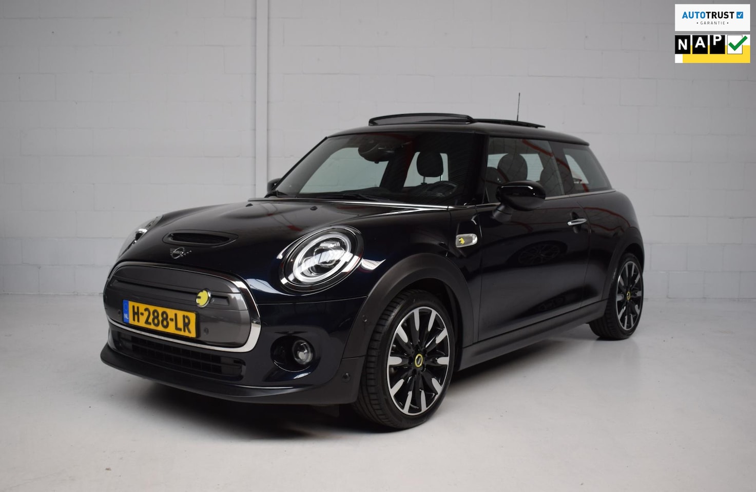 MINI Mini-Electric - Yours 33 kWh ORG.NED / PANORAMADAK / CAMERA / LEER / HARMAN-KARDON / DAB+ / BTW / LED / SF - AutoWereld.nl