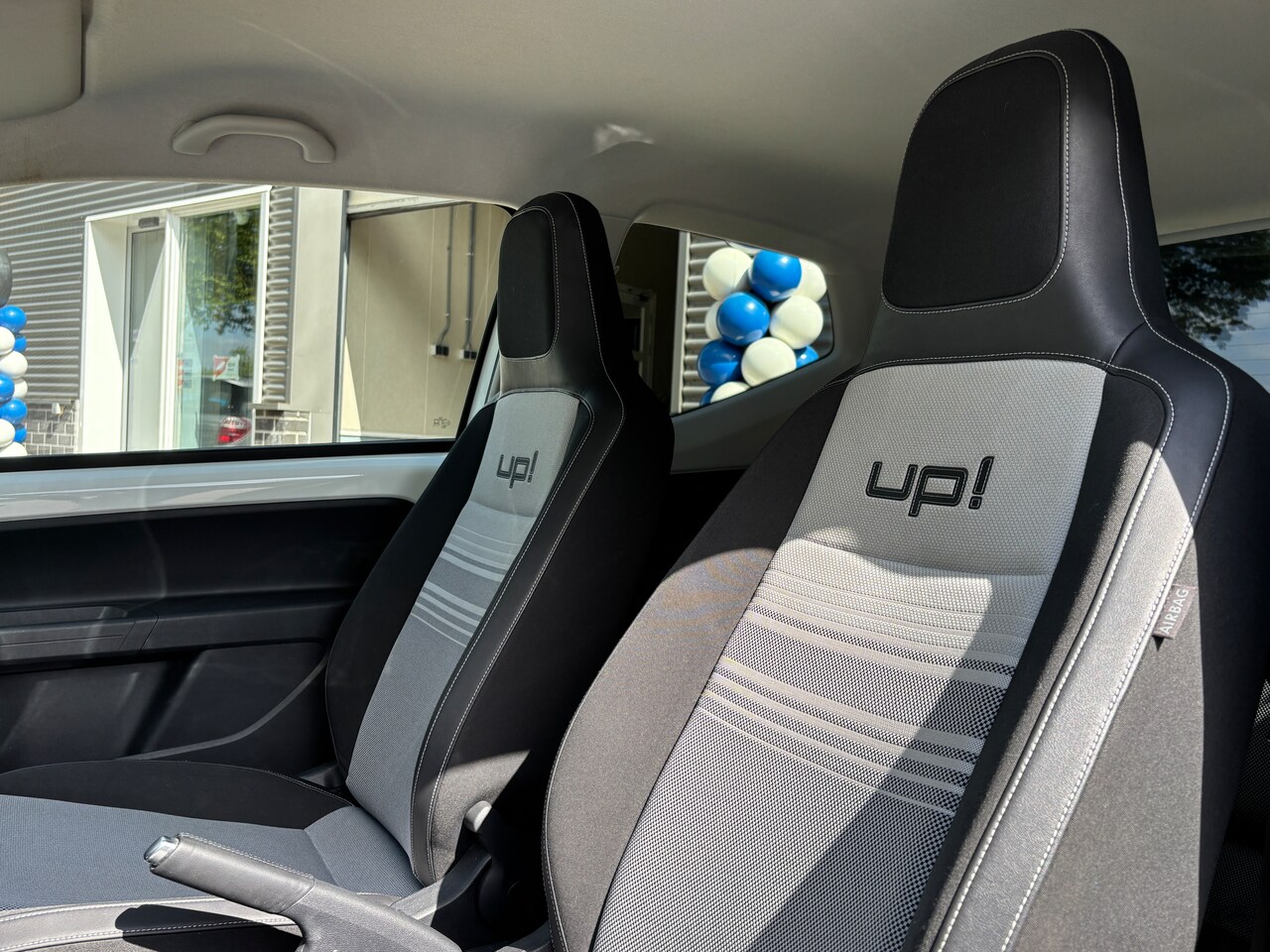 Volkswagen Up! - 1.0 high up! White Up! | Org-NL auto. Airco. Lage km!