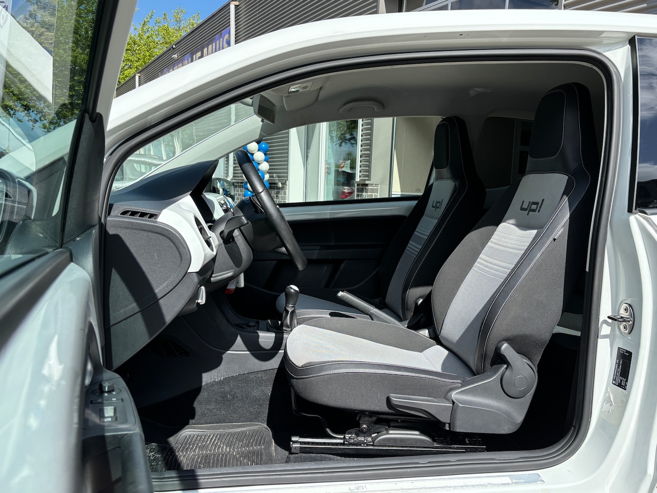 Volkswagen Up! - 1.0 high up! White Up! | Org-NL auto. Airco. Lage km!