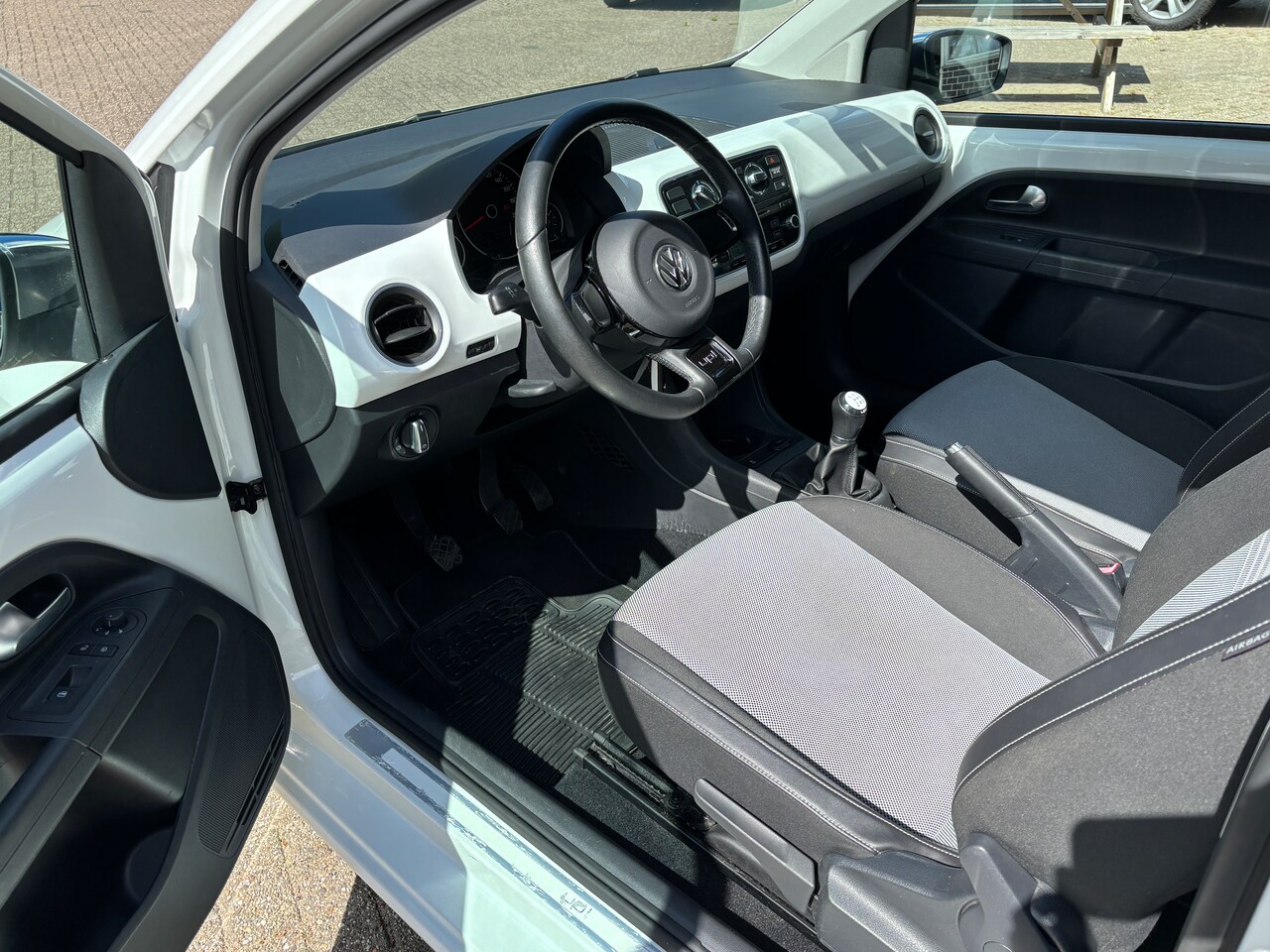 Volkswagen Up! - 1.0 high up! White Up! | Org-NL auto. Airco. Lage km!
