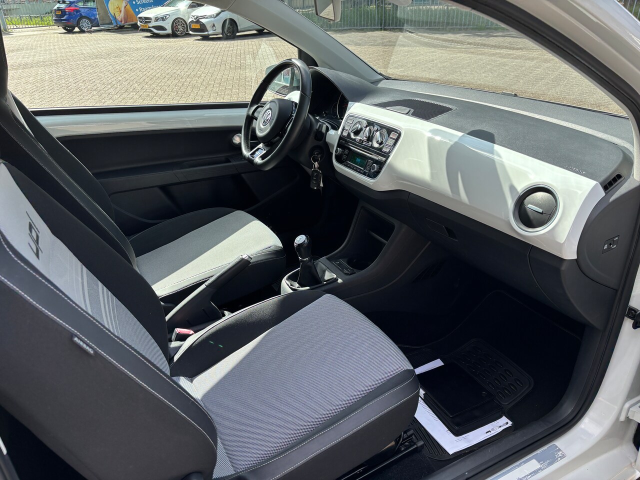 Volkswagen Up! - 1.0 high up! White Up! | Org-NL auto. Airco. Lage km!