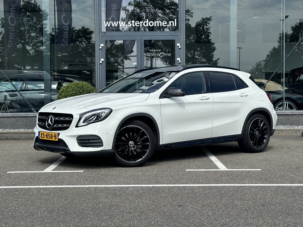 Mercedes-Benz GLA-Klasse - 250 Premium Plus l AMG-line l Panoramadak l LED l Stoelverwarming l Nightpakket l Trekhaak - AutoWereld.nl