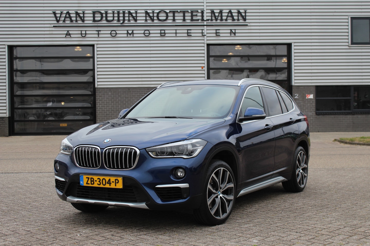 BMW X1 - xDrive20i High Executive / HUD / Leer / Camera / N.A.P. - AutoWereld.nl