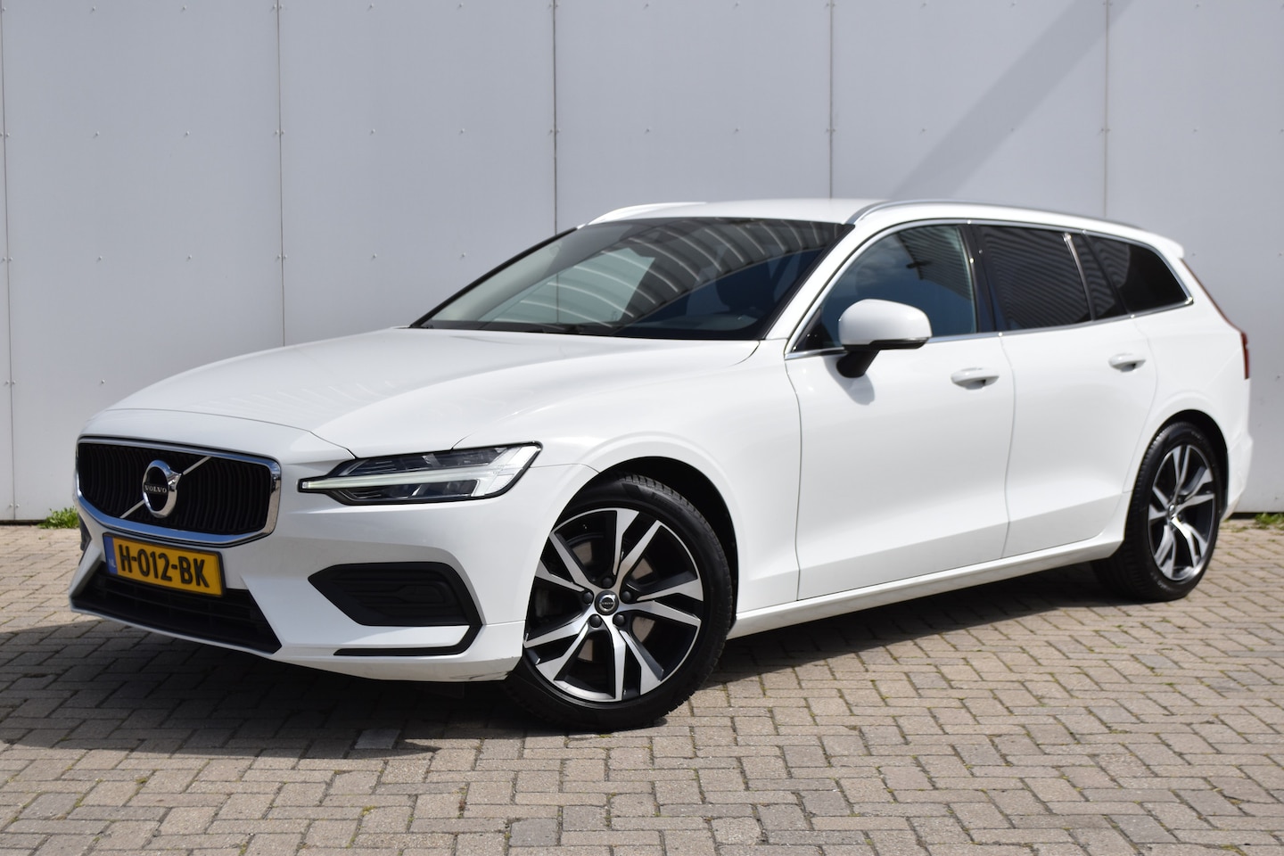 Volvo V60 - 2.0 T4 Momentum Pro LAGE KM! | Polestar Tuning | Trekhaak | GetintGlas - AutoWereld.nl