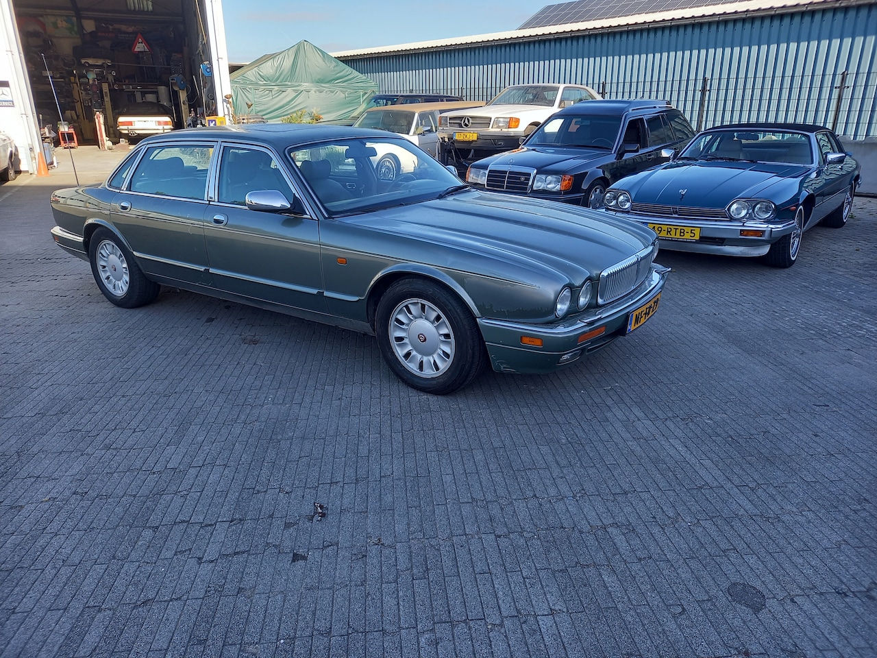Daimler Double Six - 6.0 V12 Century - AutoWereld.nl