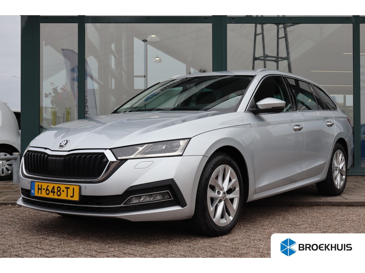 Skoda Octavia Combi - 1.5 TSI First Edition | Stoelverwarming | Parkeersensoren | Navigatie | Apple Carplay/Andr - AutoWereld.nl