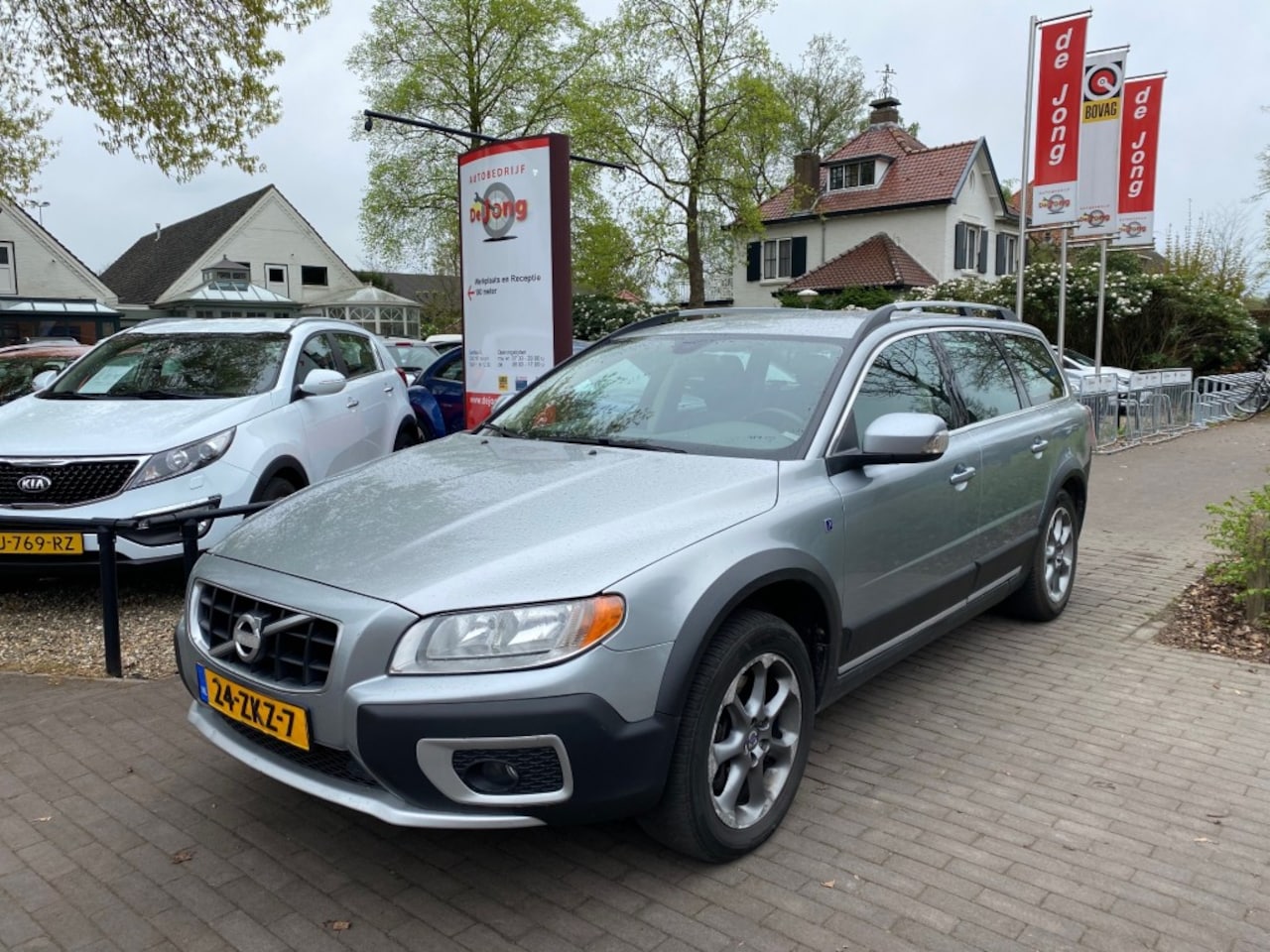 Volvo XC70 - 2.4 D5 AWD AUTOMAAT 4X4 / LEDER / NAVI / TREKHAAK / CRUISE CTR. - AutoWereld.nl
