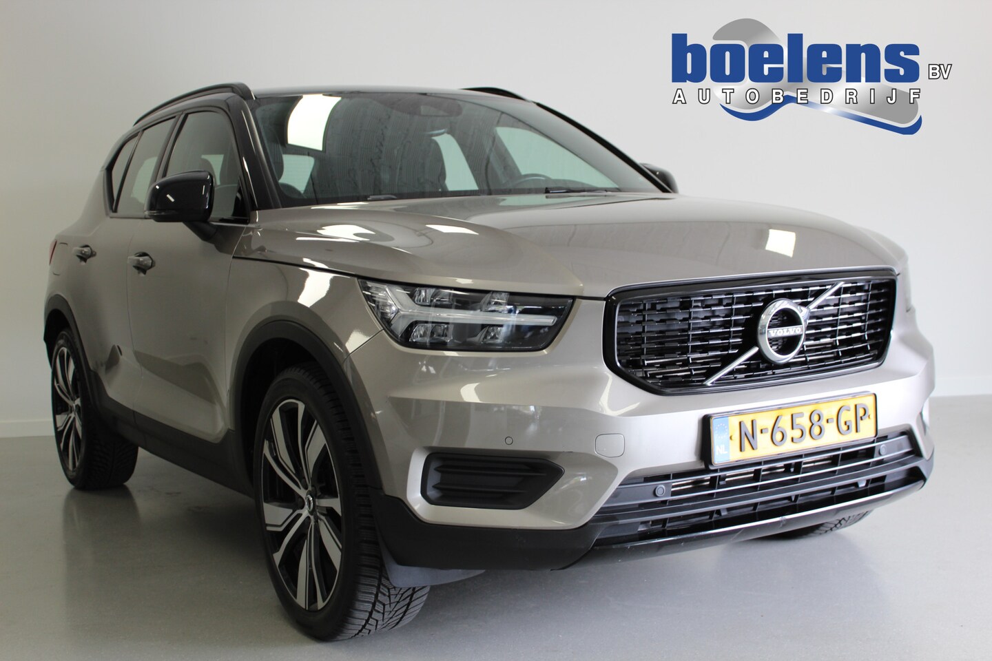 Volvo XC40 - 1.5 T4 Recharge R-Design | PEBBLE-GREY | ACC | NAVI | WEGKL-TRHAAK | CAM | STOEL+STUUR/VER - AutoWereld.nl