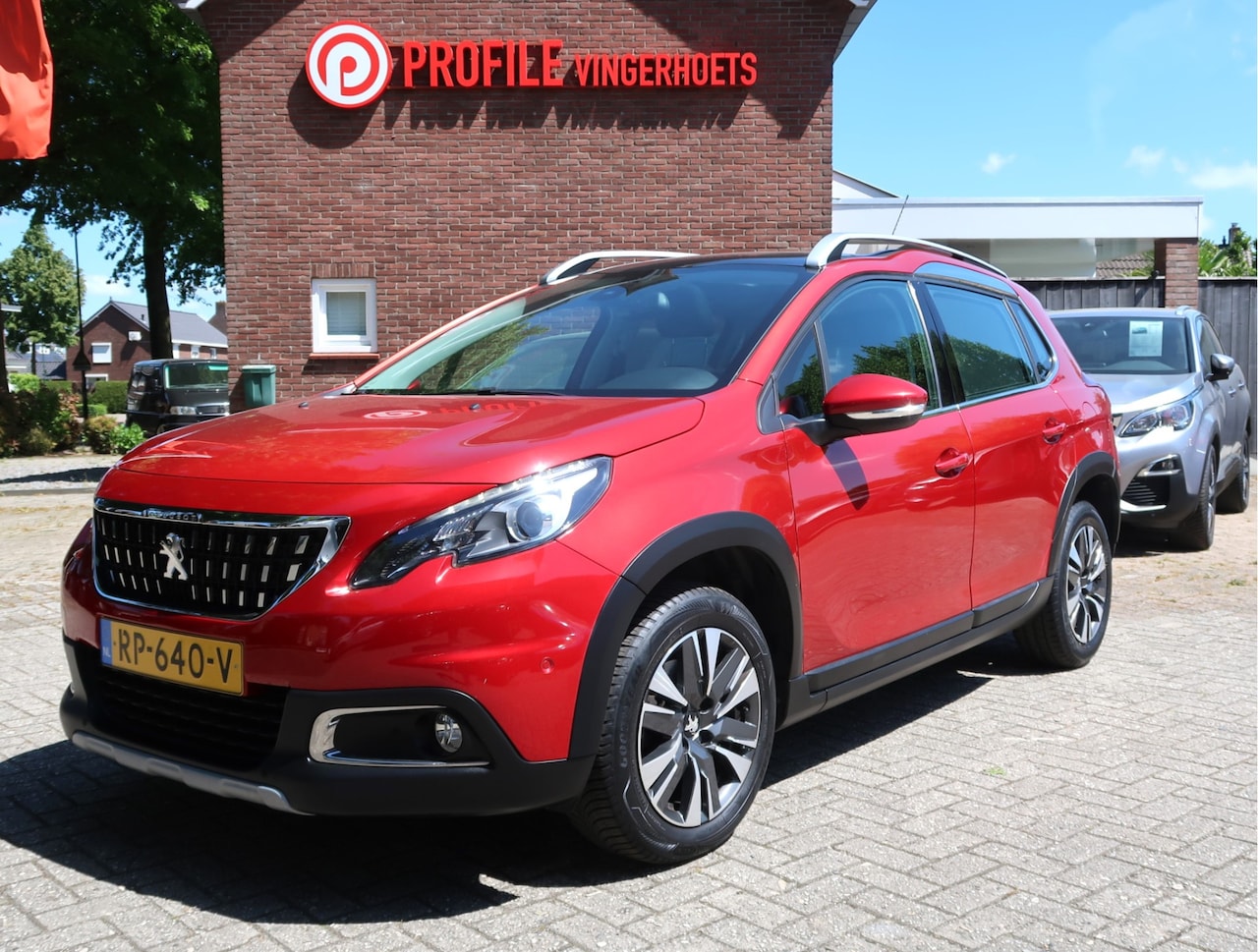 Peugeot 2008 - 110 Pk Benzine * Luxe Allure * * Trekhaak * Navigatie * Panoramadak * 1/2 Lederen Interieu - AutoWereld.nl