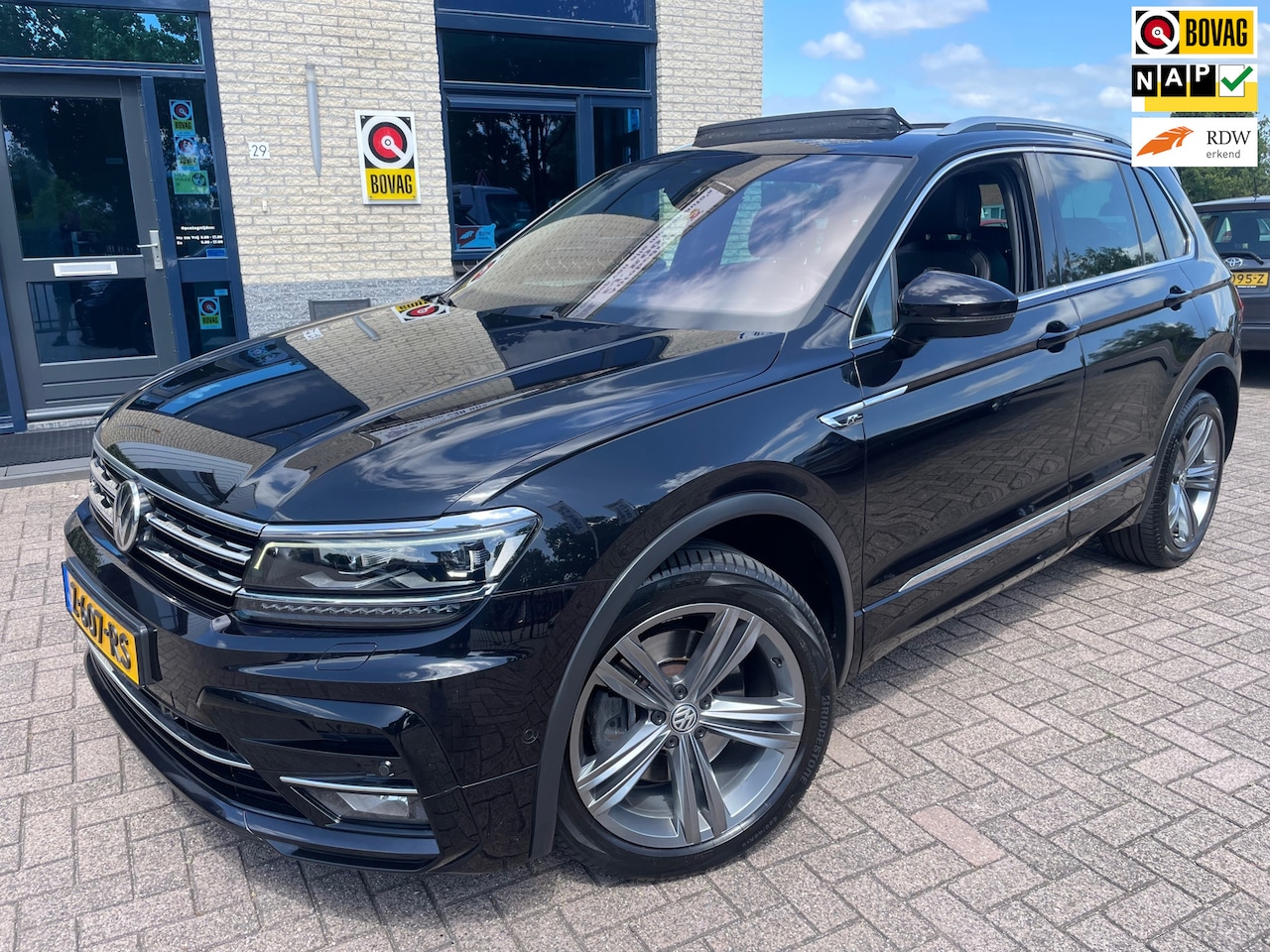 Volkswagen Tiguan - 2.0 TSI R- 4Motion-PANO-DIGITAALDASH - AutoWereld.nl