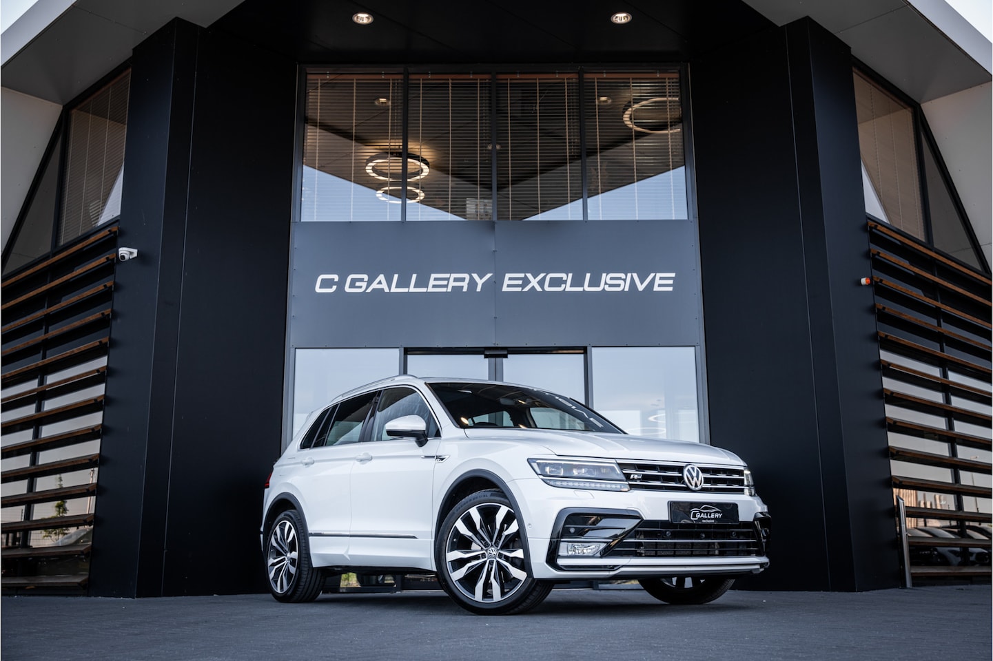 Volkswagen Tiguan - 2.0 TSI 4Motion 3x R Line | Panorama | Dynaudio | 360 Camera | ACC - AutoWereld.nl