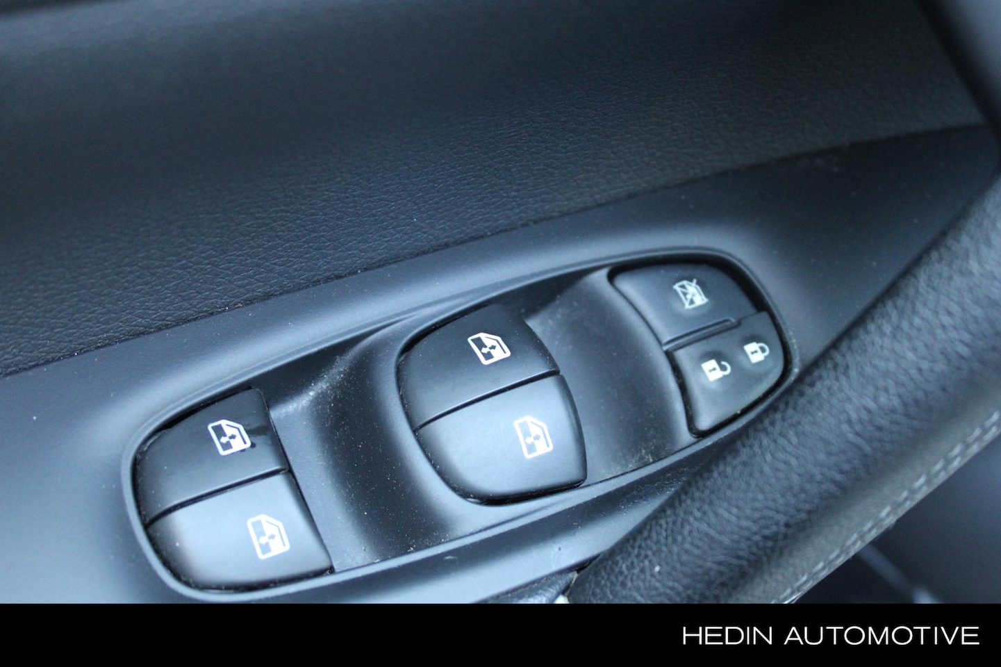 Nissan Qashqai - 1.3 DIG-T 140 PK Design Edition NL-Auto | Navigatie | 360 Graden Camera | Climate Controle - AutoWereld.nl