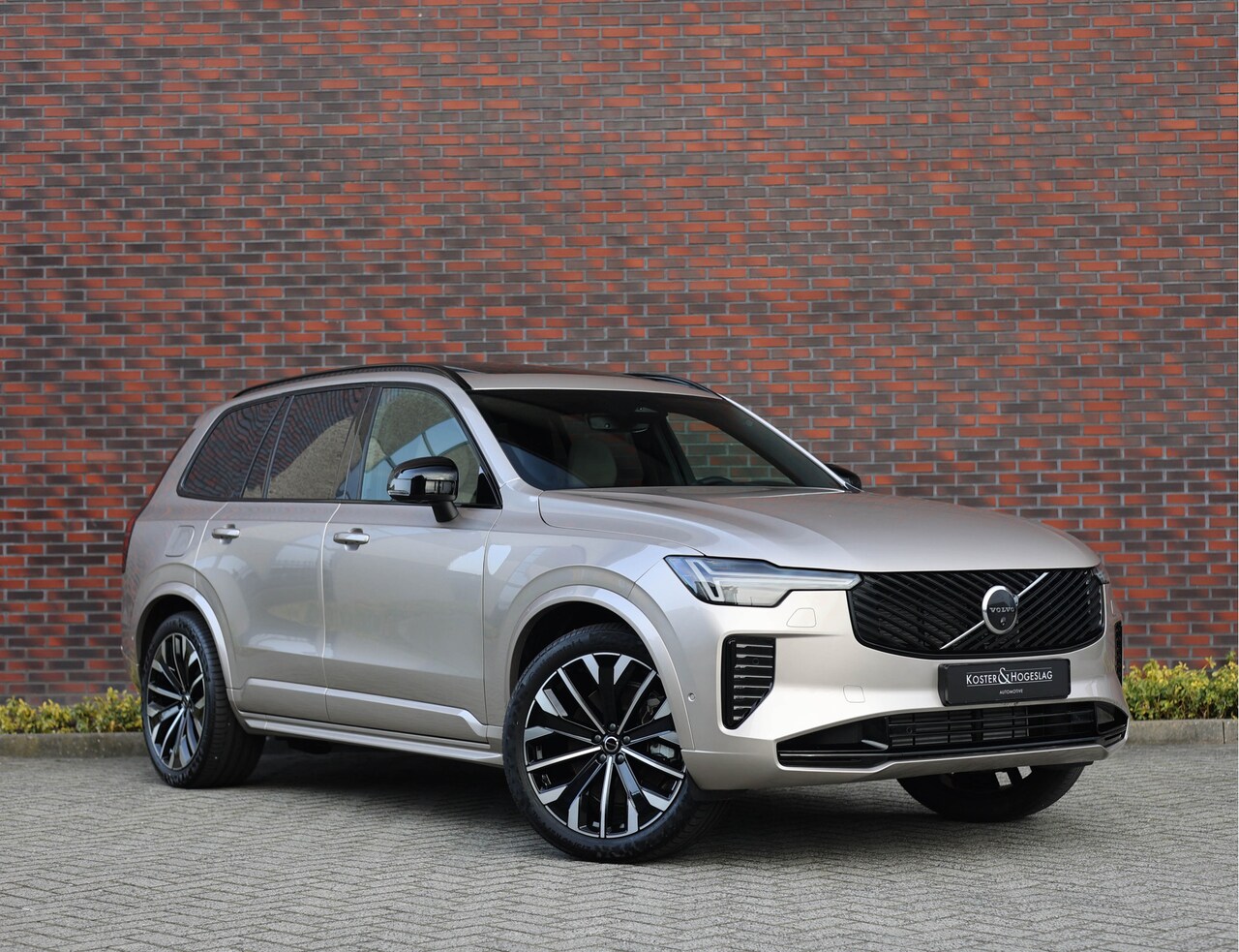 Volvo XC90 - T8 Plug-in hybrid AWD Ultra Dark *Direct leverbaar!* - AutoWereld.nl