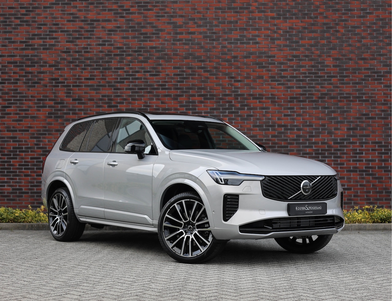 Volvo XC90 - T8 AWD Ultra Dark *Pano*Trekhaak*B&W* - AutoWereld.nl